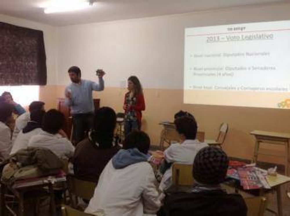 El PRO ofreci� charla sobre civismo en la Escuela 6 de Orense