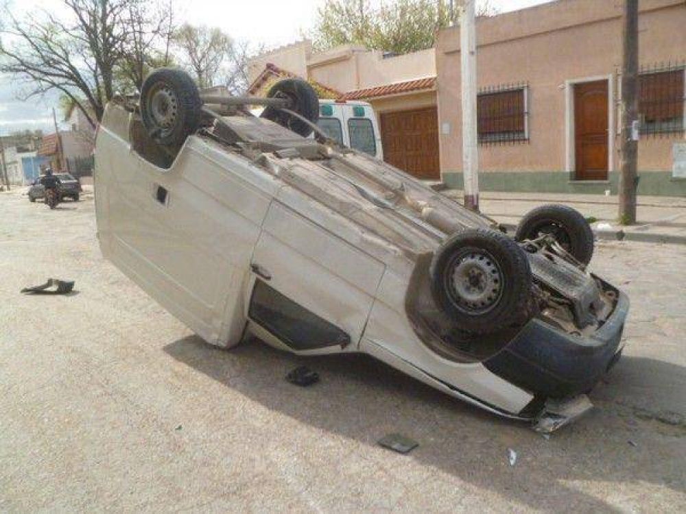 Choque y vuelco sin heridos de gravedad