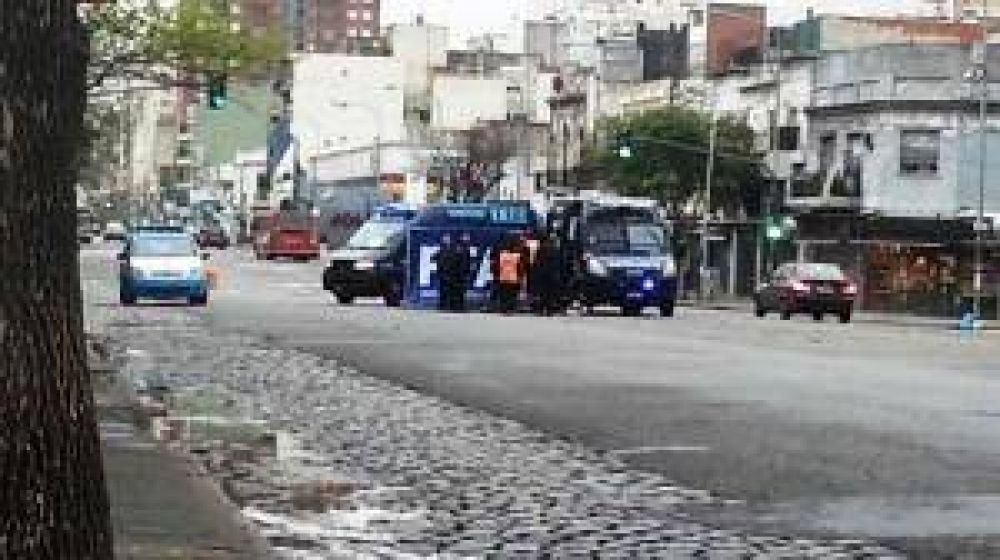 Conductor choc� a una moto y mat� dos j�venes: ten�a tres multas por exceso de velocidad, y una hoy