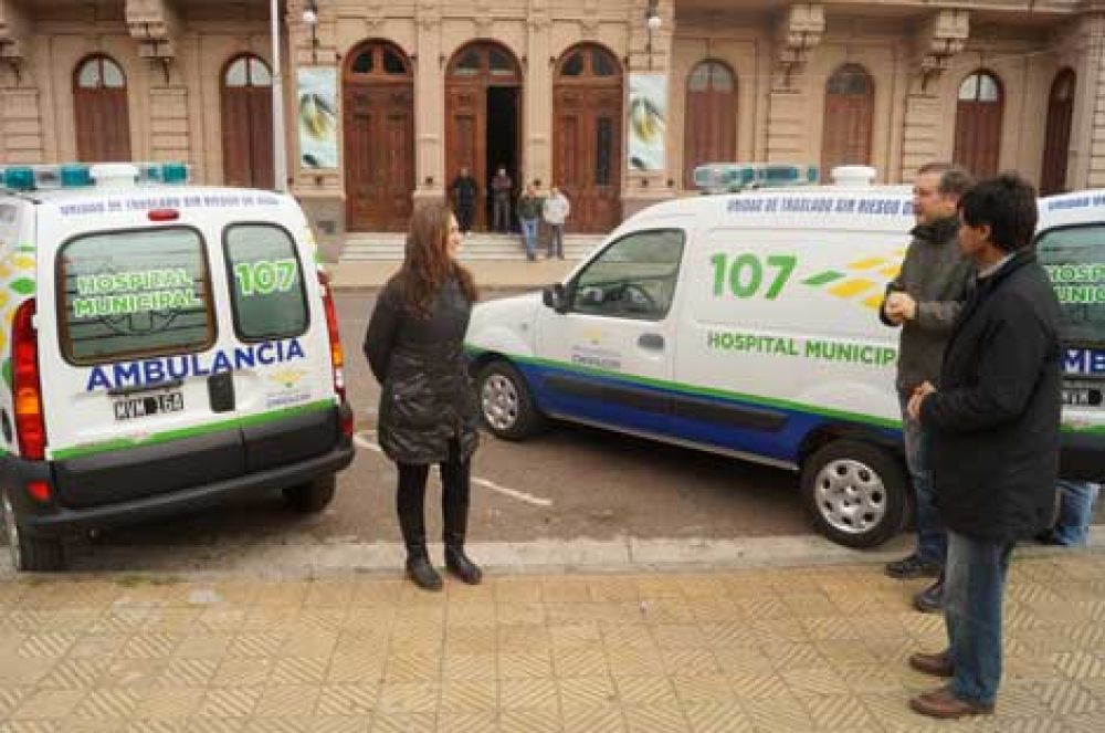 Presentan dos nuevas ambulancias para traslado de pacientes de baja complejidad 