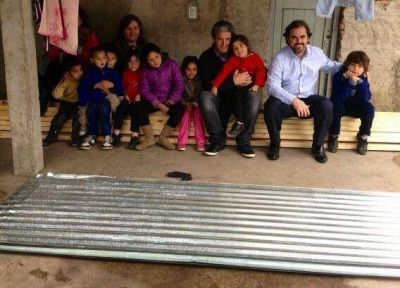Giri y Pepe Scioli, en centro comunitario de Bat�n