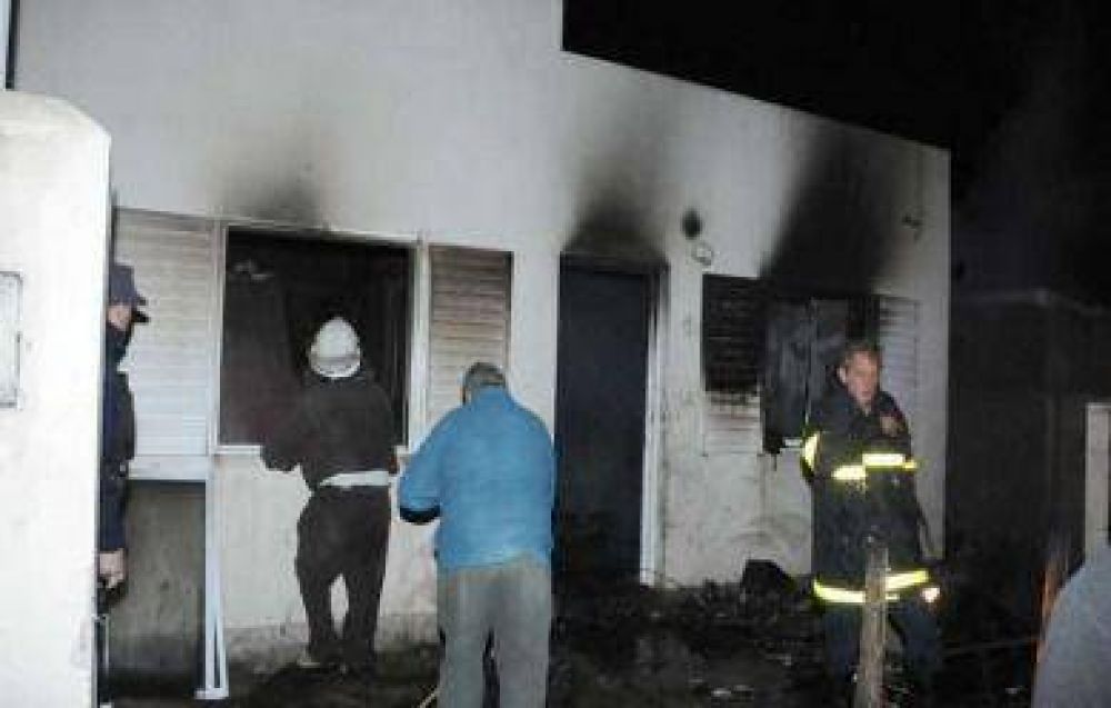 Un hombre golpe� salvajemente a su pareja y le incendi� la casa