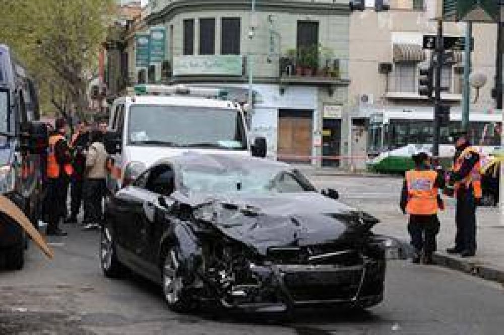 Embisti� a dos motociclistas con su auto de lujo, los mat� y huy� sin asistirlos