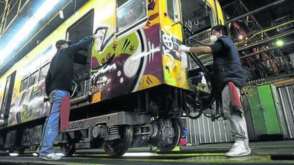 Sacan los graffitis del subte con un producto inventado en el pa�s