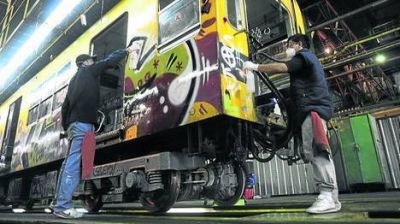 Sacan los graffitis del subte con un producto inventado en el pa�s