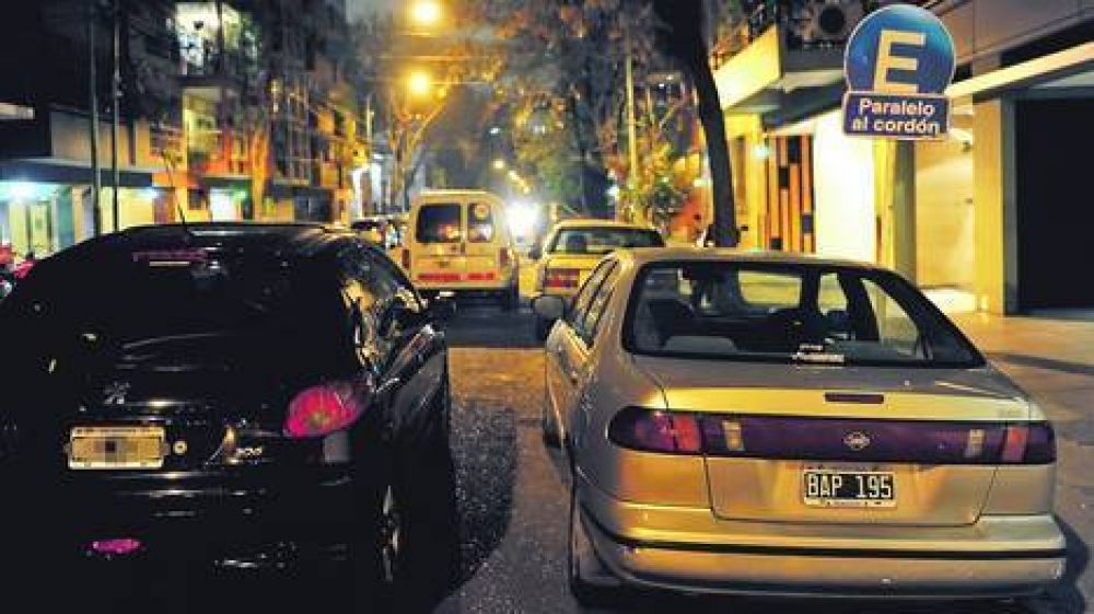 Ahora dejan parados los autos en doble fila toda la noche
