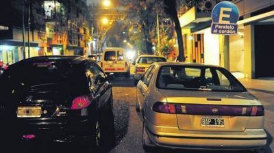 Ahora dejan parados los autos en doble fila toda la noche