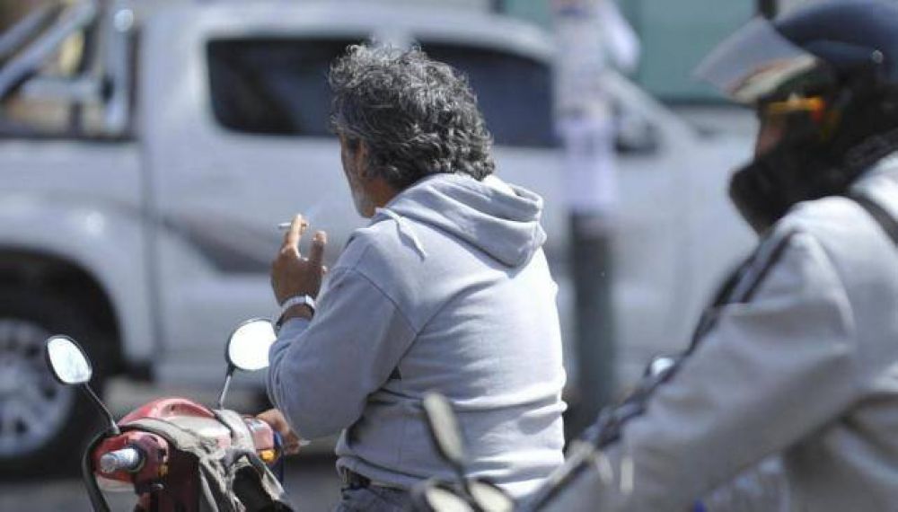 Crecen las multas por fumar en veh�culos