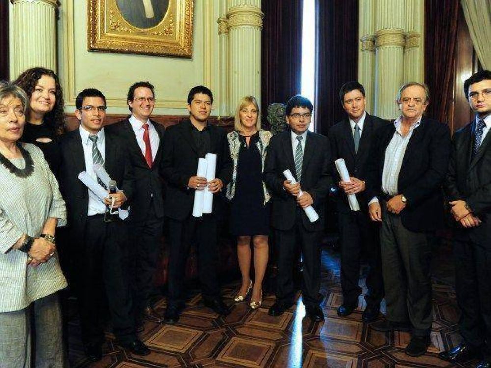 El Senado reconoci� a estudiantes