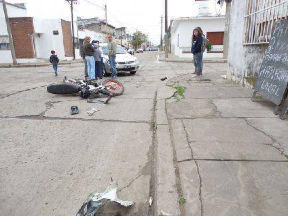 Dos j�venes motociclistas y una ni�a fueron hospitalizadas tras colisionar contra un auto