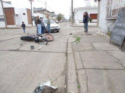 Dos j�venes motociclistas y una ni�a fueron hospitalizadas tras colisionar contra un auto