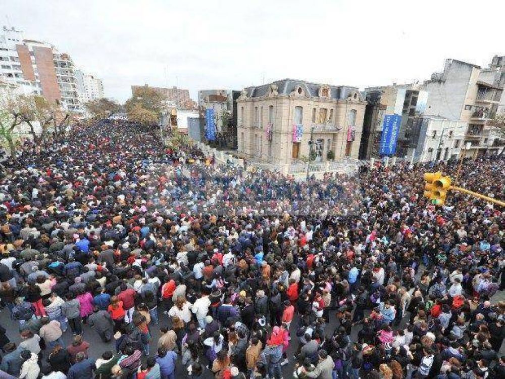 Pol�mica por la cantidad de fieles en la procesi�n