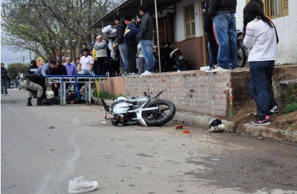Muri� una chica luego de un choque entre una camioneta y una moto en Zona Norte