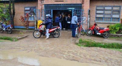 Una fiesta de la democracia pasada por agua en Capital