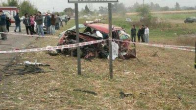 Un hombre falleci� al chocar su autom�vil contra un cami�n