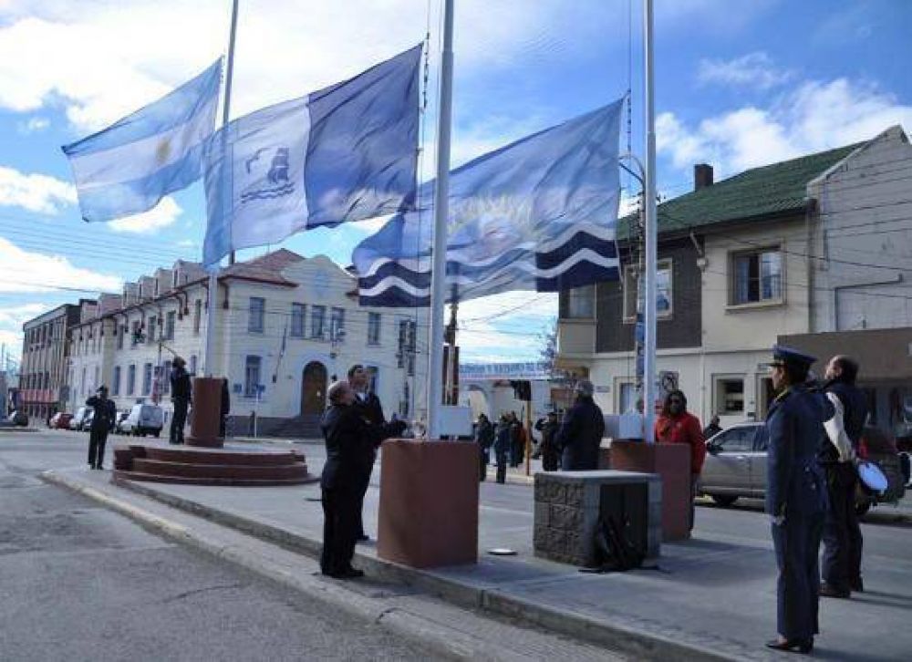 Se record� el d�a del Escudo Provincial en el izamiento dominical