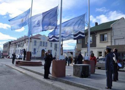 Se record� el d�a del Escudo Provincial en el izamiento dominical
