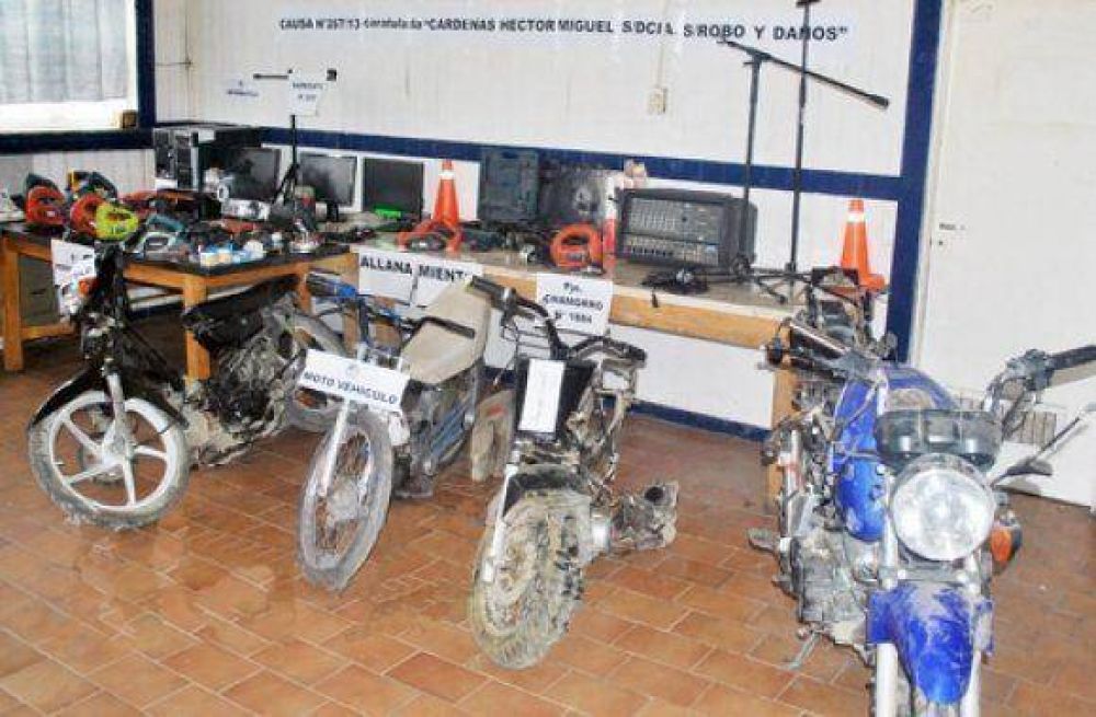 Exhiben elementos robados por delincuentes menores