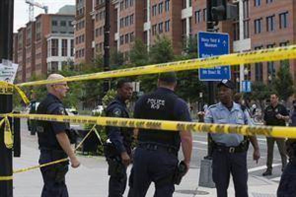 Barack Obama conden� el tiroteo en un edificio de la Armada: hay al menos 12 muertos