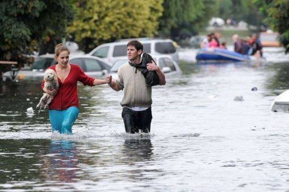 El gobierno bonaerense rechaz las acusaciones de Alfonsn sobre los damnificados por las inundaciones en La Plata