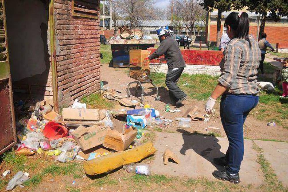 Riesgo sanitario en el barrio Malvinas por basura sin levantar