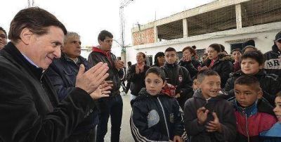 D�az P�rez entreg� un subsidio a la Sociedad de Fomento San Jos� Obrero de Villa Caraza