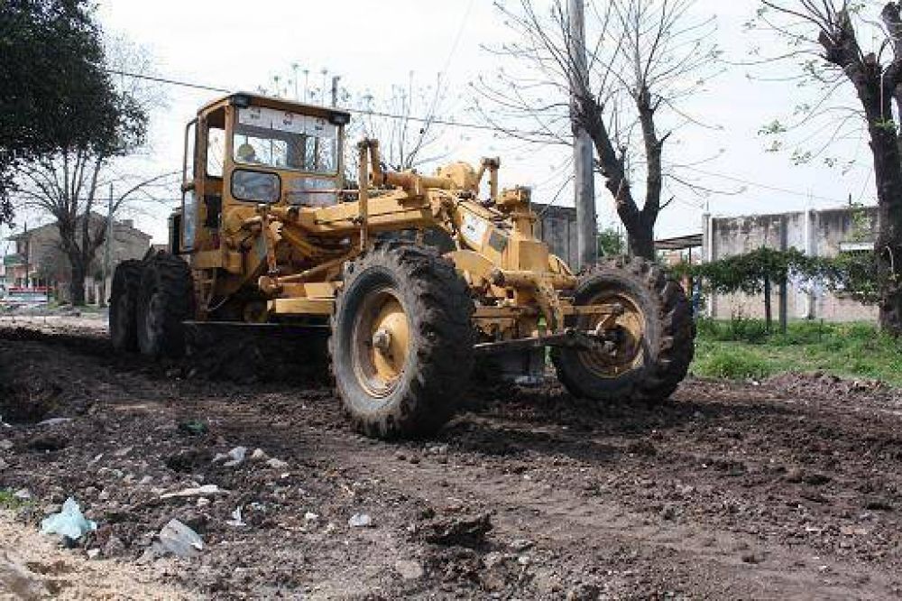 Nivelado de calles y limpieza de desag�es pluviales en Solano