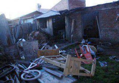 Incendio destruy� dos viviendas 