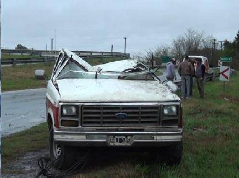 Espectacular vuelco de una camioneta en ruta 5 y 46