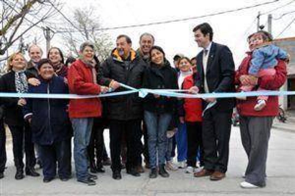 Miguel Isa y Urtubey inauguraron numerosas cuadras de pavimentacin en villa Esperanza