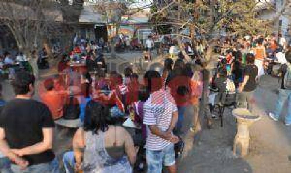 UNT: Santiague�os se suman al reclamo