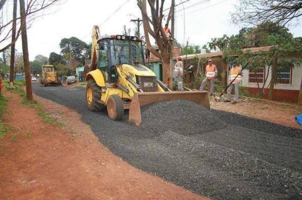 Reparan calles en los barrios Sesquicentenario y Santa Clara de Posadas