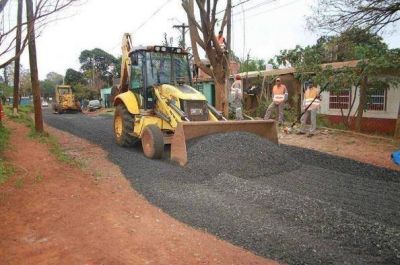 Reparan calles en los barrios Sesquicentenario y Santa Clara de Posadas