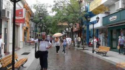 Piden limpieza permanente de la peatonal Rivadavia