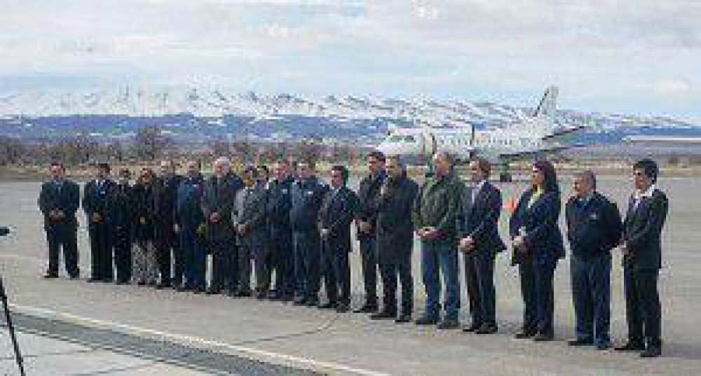 CFK �inaugur� aeropuerto en 28 de Noviembre impidi�ndole a la gente del pueblo y a las autoridades estar presentes