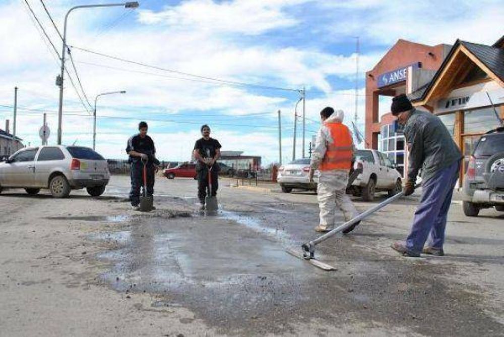 Se levant� la veda invernal: Comenzaron con el plan de bacheo de calles