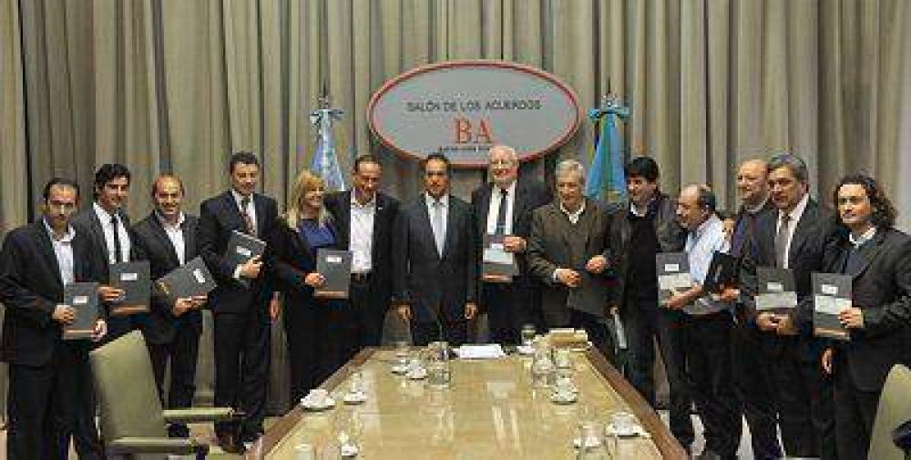 El Gobernador entreg� fondos del Plan Ganadero a doce municipios