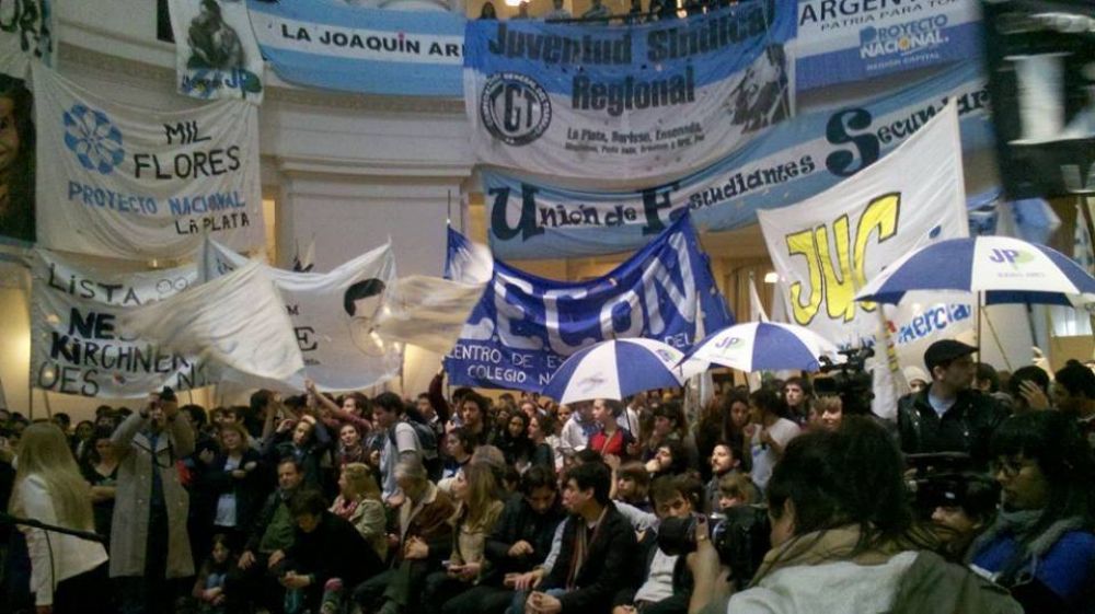 El kirchnerismo platense record� la Noche de los L�pices bajo techo