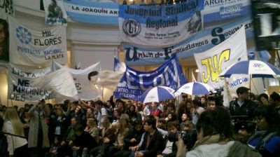 El kirchnerismo platense record� la Noche de los L�pices bajo techo