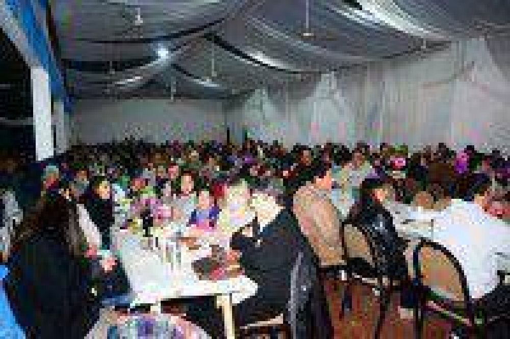 Abarca financi� la tercera cena a beneficio del Centro Educativo Complementario N� 801