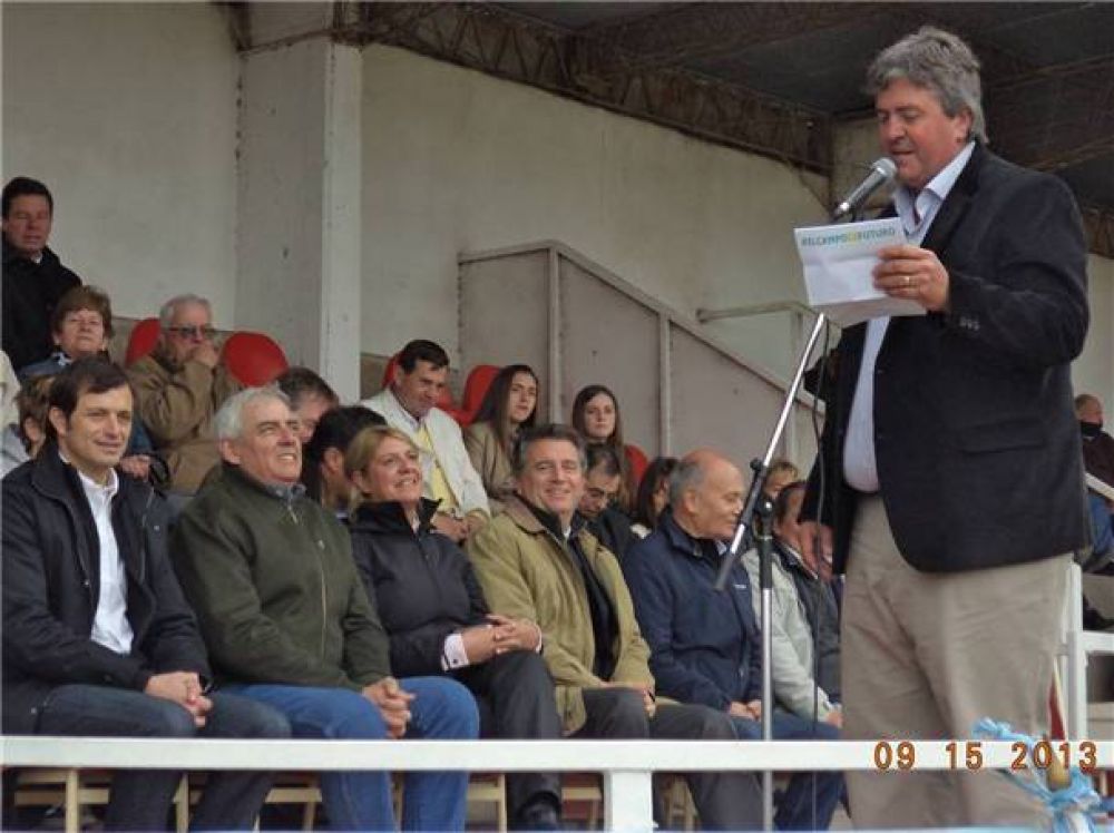 �Le solicitamos una vez m�s, se�or intendente, con sumo respeto, sentarnos alrededor de una mesa y dialogar�