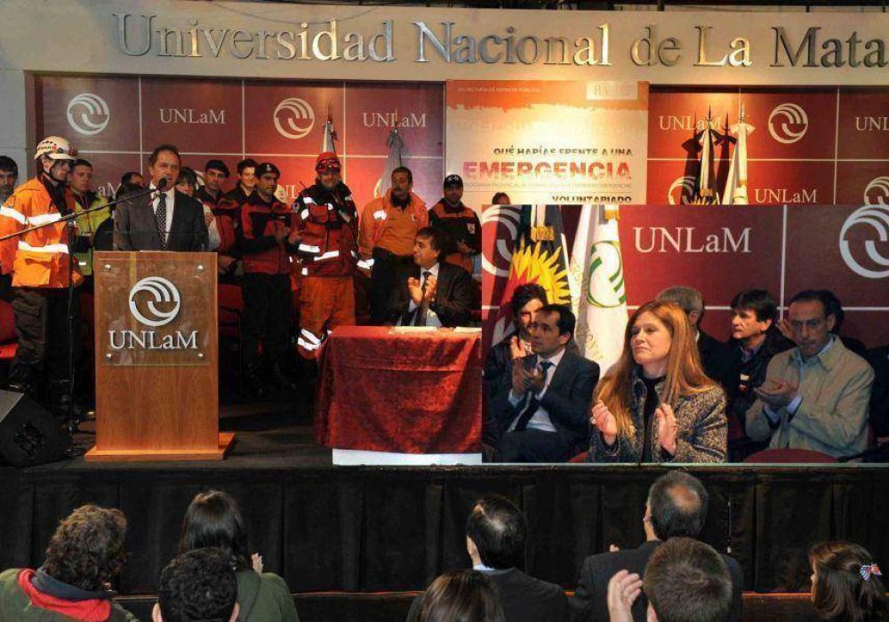 El Intendente Municipal de Roque P�rez, Juan Carlos Gasparini, presente en acto apertura del Programa Provincial de Formaci�n para Enfrentar Emergencias en la Universidad Nacional de La Matanza, junto al gobernador Daniel Scioli