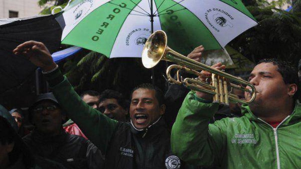 Marchan camioneros por una investigaci�n contra Moyano