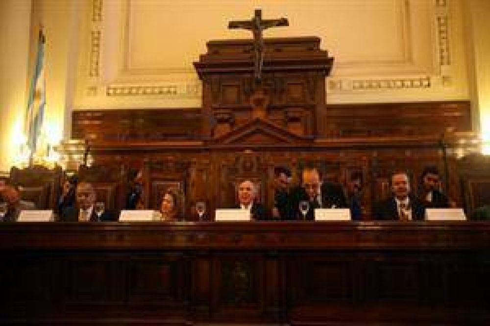 La Corte da un aumento del 10 % a los judiciales y le pide al Gobierno m�s fondos