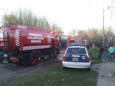 Un bombero hospitalizado por incendio en Villa Arg�ello