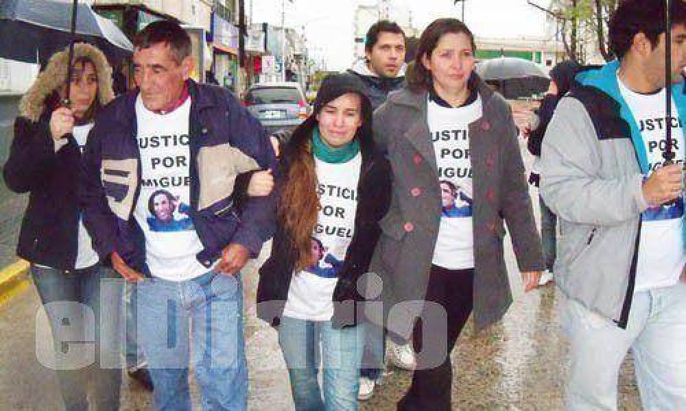 Familiares marcharon a una semana de la muerte de Durrels