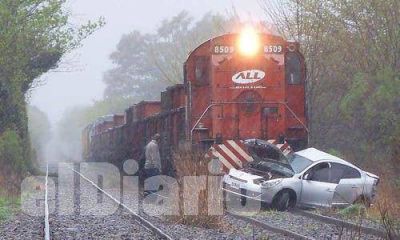 Tren embisti� a un auto y lo arrastr� por casi dos cuadras