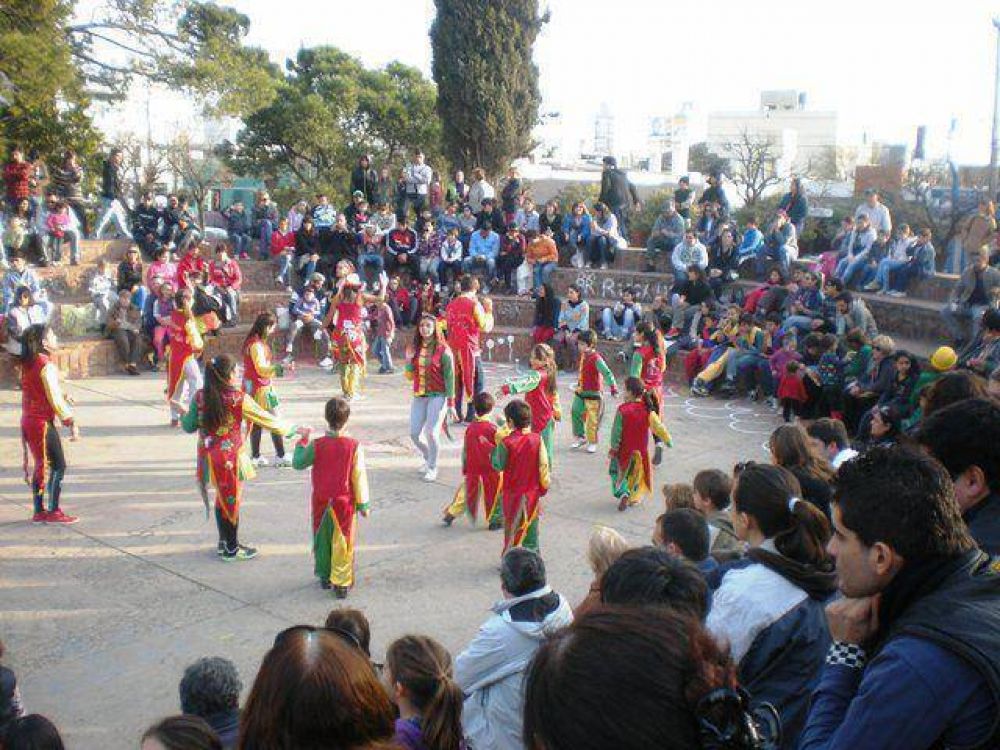 Domingo de murga y circo en el Parque Oliver