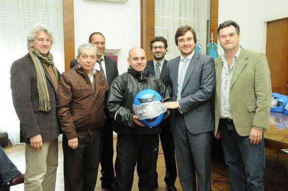 Ghi entreg� 150 cascos a motociclistas de Mor�n