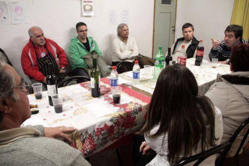 Candidatos del FpV con vecinos de Villa Primera
